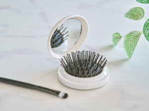 Brush and mirror in a recycled case - Image 5
