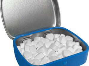 Flat hinged tin with sugar free mints